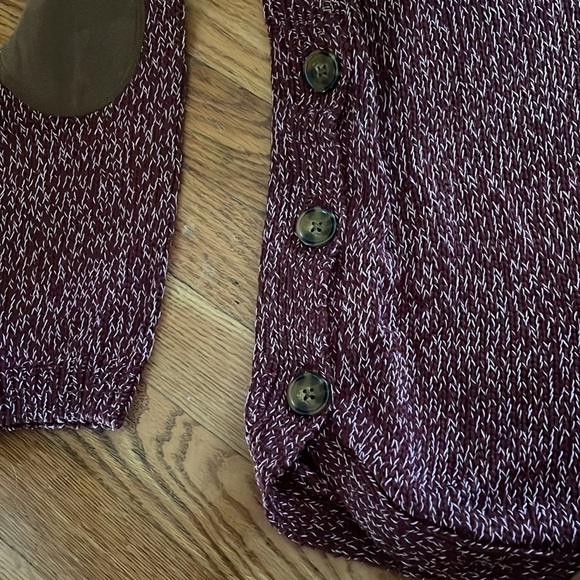 Maroon side button sweater - Picture 4 of 4